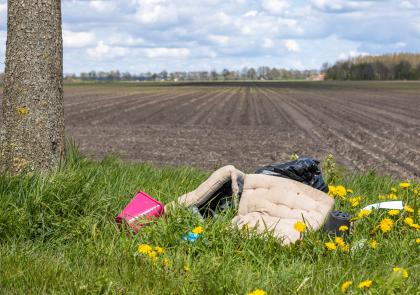 Foto van zwerfafval in de berm